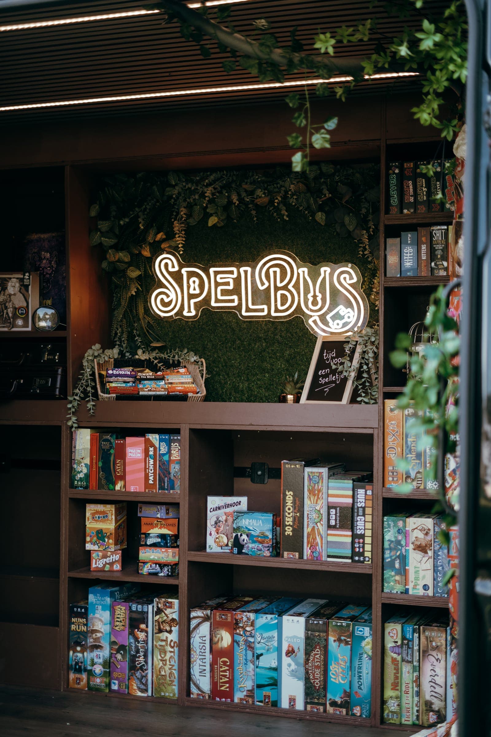 Planken vol bordspellen in de Spelbus
